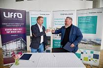 Ředitel německého elektrotechnického závodu Roman Demuth (vlevo) a ředitel Uffa Libor Kasík podepsali novou smlouvu o partnerství.