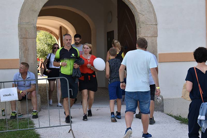 Letošní ročník Vinobraní na Kuksu byl jiný než ty předchozí. Víno neteklo po kaskádovém schodišti, stánky byly rozdělené do čtyř sektorů.