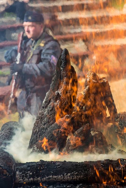 Zoologická zahrada ve Dvoře Králové spálila 19. září na protest proti nelegálnímu obchodu se zvířaty a pytláctví 33 kilogramů nosorožčí rohoviny.