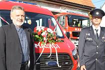 Starosta Černého Dolu Zdeněk Kraus (vlevo, s velitelem SDH Rudolfem Janečkem) předal v sobotu nový dopravní automobil místním hasičům v Čisté v Krkonoších, kteří letos slaví 140 let.