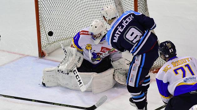 Vrchlabští hokejisté a hráči Dvora Králové dokázali v 8. kole uspět na domácím ledě.