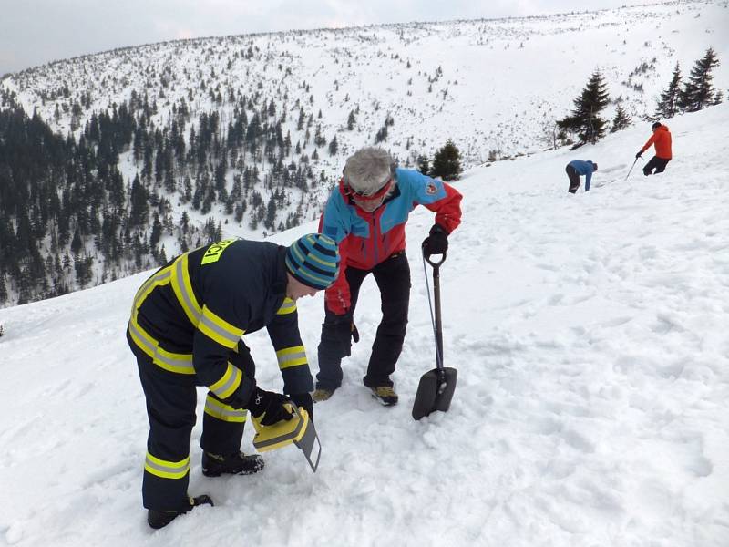 ÚZKÁ SPOLUPRÁCE panuje mezi Horskou službou Krkonoše a polskou partnerskou organizací GOPR. Příkladem je březnové cvičení horských záchranářů a hasičů nedaleko chaty Strzecha Akademiczna.