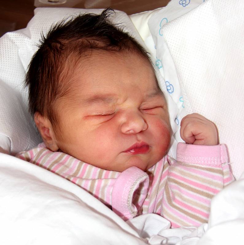 MARIE MAČOVÁ se narodila 5. září ve 4.45 hodin Martině Oračkové a Adamu Mačovi. Vážila 3,7 kilogramu a měřila 50 centimetrů. Doma v Žacléři se na sourozence už těší i sestřička Sára. 