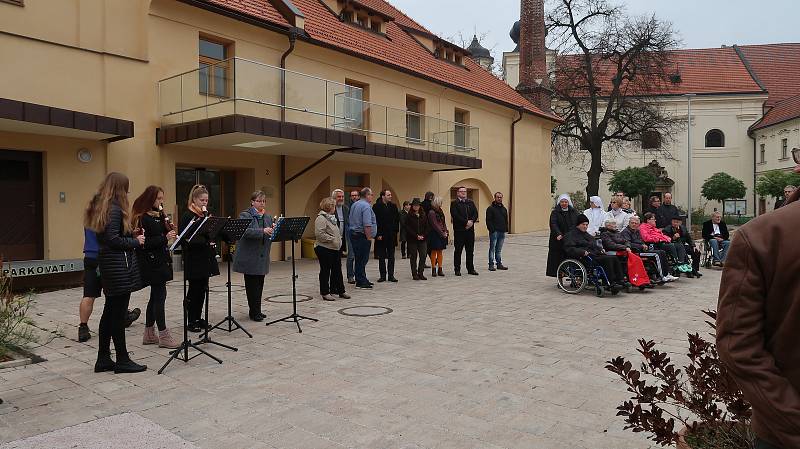 Místo sutě a křivých chodníků má Domov sv. Josefa v Žirči nové náměstí.