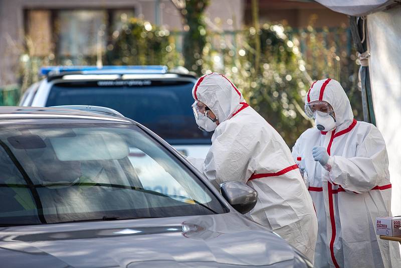 Nemocnice v Trutnově začala v pondělí odebírat a zpracovávat vzorky na koronavirus.