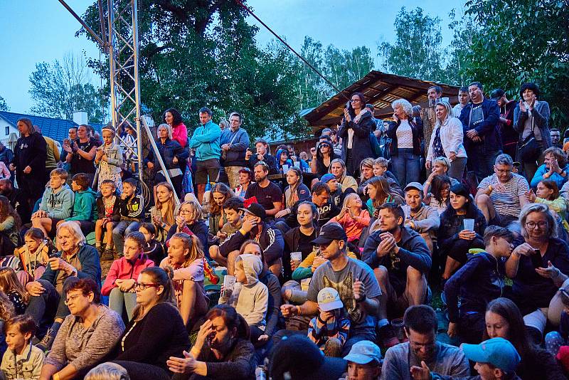 Koncert písničkáře Pokáče zahájil Kulturní léto na Štěrbově vile na Přehradě Les Království.