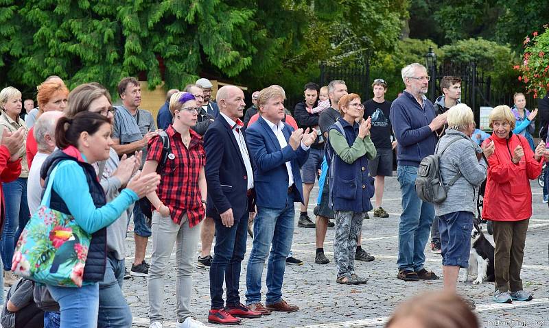 Ze středečního setkání iniciativy Milion chvilek pro demokracii ve Vrchlabí 21. srpna 2019.