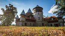 Nejpozoruhodnějším místem je středověký hrad v Černé Vodě u Žacléře, který si tam postavil Martin Zeman. Jeho hrad není veřejně přístupný, nicméně občas tam nějaké návštěvy zabrousí. Pumu, lva, lvice a nově i tygra chová soukromý majitel.