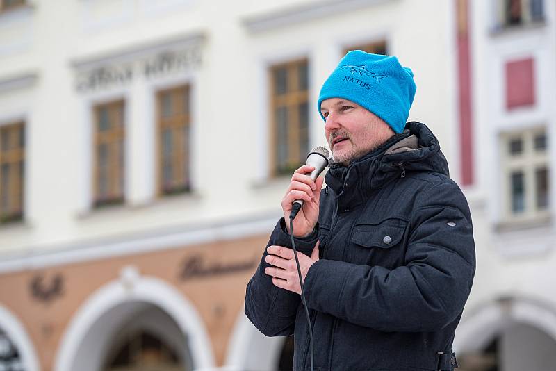 Demonstrace odpůrců protipandemických opatření v Trutnově na Krakonošově náměstí v neděli 23. ledna.