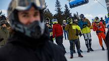 Při závodě Chinese Downhill sjížděli bikeři červenou sjezdovku ve Svatém Petru ve Špindlerově Mlýně.