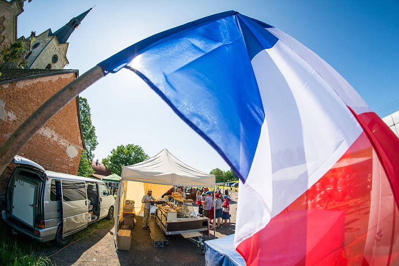 Francouzský den v Chotěvicích byl provoněný levandulí, vínem, sýry. Výjimečně byl otevřený kostel.