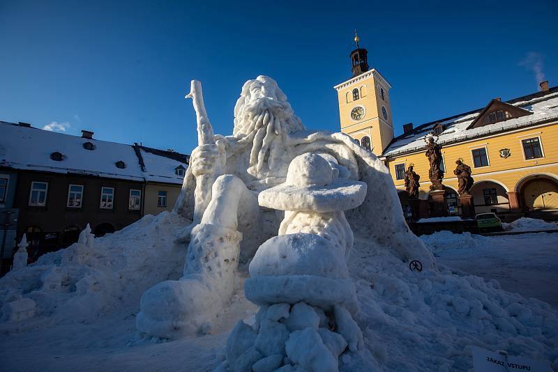 Krakonoš vytesaný ze sněhu v Jilemnici na náměstí.