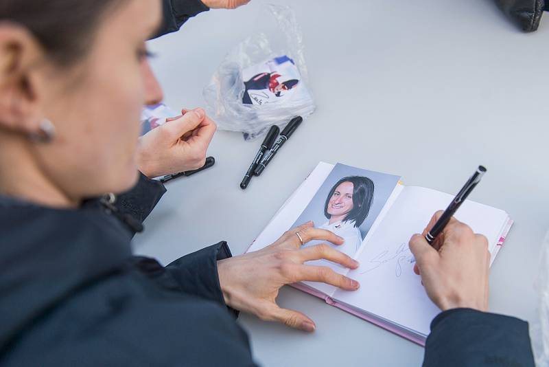 Martina Sáblíková a Nikola Zdráhalová při autogramiádě pro Domov svatého Josefa.