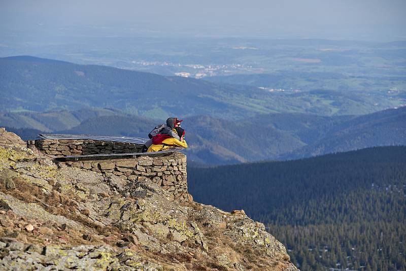 Druhý prodloužený květnový víkend využila řada lidí k výletům do hor a turistickým túrám v Krkonoších.