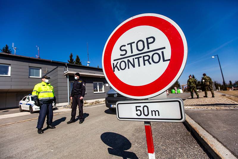 Policisté a vojáci střeží hraniční přechod v Malé Úpě.