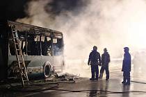 NEJVĚTŠÍ ŠKODU letos na Trutnovsku napáchal požár kloubového autobusu u Mladých Buků. Zasáhl zhruba dvě třetiny vozu a škoda byla odhadnutá na 3 miliony korun.