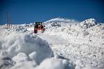 Mezi chatou Výrovka a Luční boudou v Krkonoších řádily rolba a fréza, které rozhrnovaly sníh z cesty. Mantinely sněhu dosahovaly až pěti metrů.