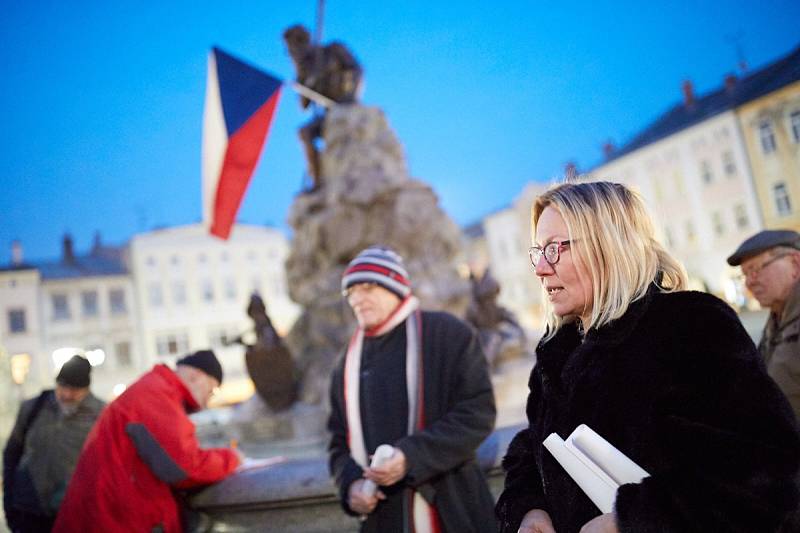 PROTEST PROTI ZDEŇKU ONDRÁČKOVI proběhl dnes (v pondělí) i v "jeho" Město Trutnov.