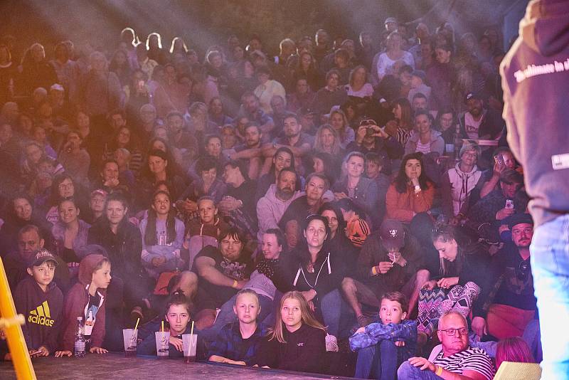 Koncert písničkáře Pokáče zahájil Kulturní léto na Štěrbově vile na Přehradě Les Království.