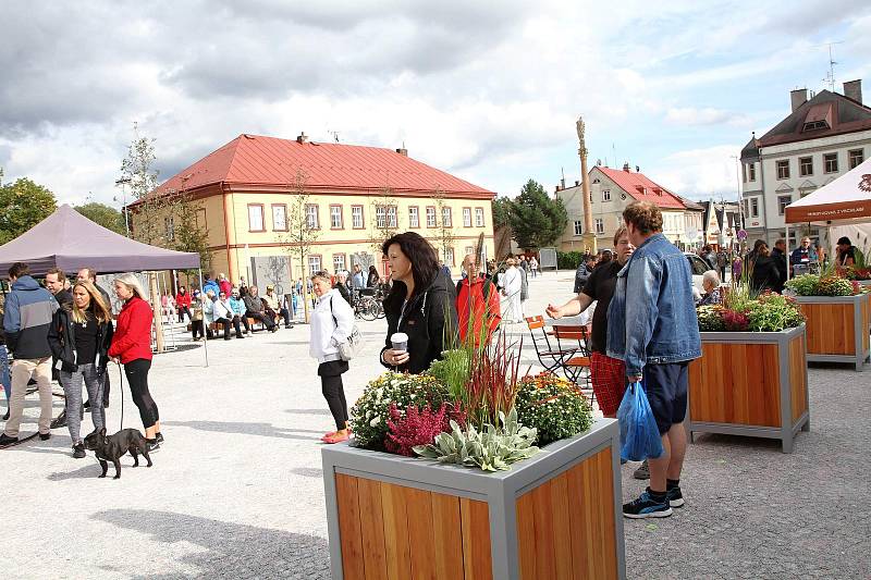 Slavnostní otevření opraveného náměstí Míru ve Vrchlabí.