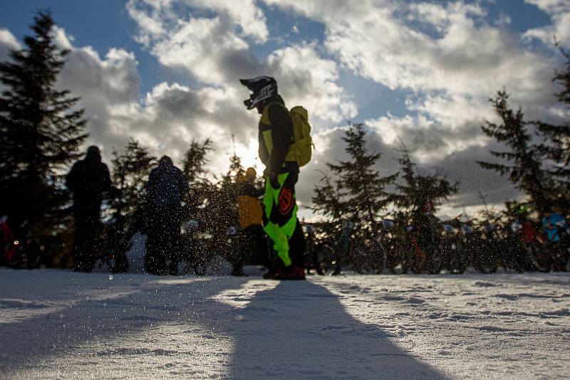 Při závodě Chinese Downhill sjížděli bikeři červenou sjezdovku ve Svatém Petru ve Špindlerově Mlýně.