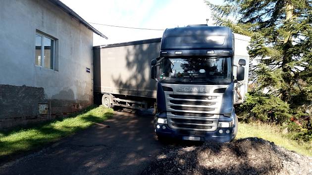V Trutnově, části Volanov se zalomil kamion do zatáčky a zůstal opřený o rodinný dům.