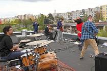  Na střeše paneláku zahráli hudebníci z různých vrchlabských kapel.