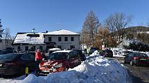 Také krkonošské středisko Strážné bylo v sobotu narvané auty.