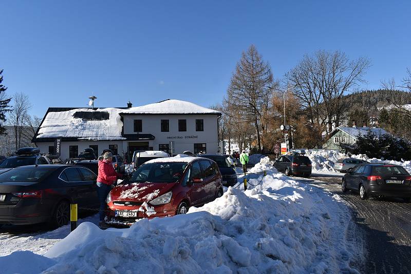 Také krkonošské středisko Strážné bylo v sobotu narvané auty.