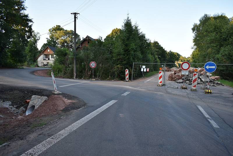 V Hertvíkovicích ŘSD momentálně opravuje most na silnici první třídy I/14. Příští rok se tam bude stavět cyklostezka s chodníkem.