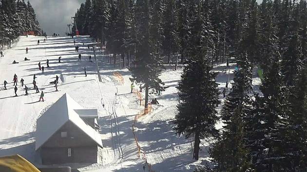 Černá hora 8. února 2020. Víkend přilákal na hory lyžaře a snowboardisty.