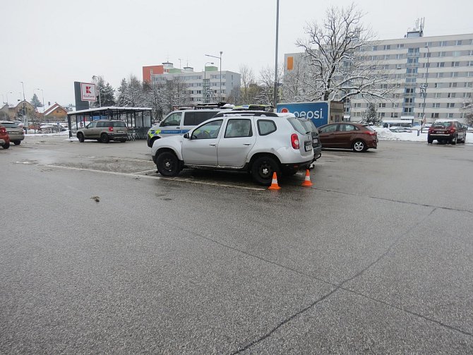 Ve čtvrtek 30. listopadu 2023 okolo 11. hodiny došlo na parkovišti u obchodního domu Kaufland v Trutnově k poškození zaparkovaného vozidla.
