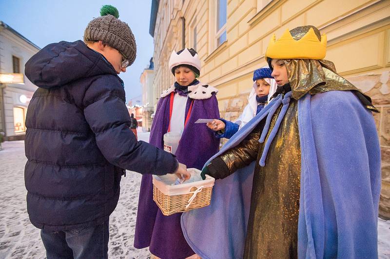 Z trutnovského kostela se vydali na sbírku tříkráloví koledníci.