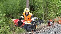 Tragická nehoda. Na železničním přejezdu v Bílé Třemešné rychlík smetl v pondělí přes osmou hodinou ráno osobní auto. Řidička zemřela.