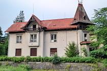 Etrichova vila v Horním Starém Městě chátrá. V 19. století se tam konaly první duchařské seance v Čechách.