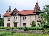 Etrichova vila v Horním Starém Městě chátrá. V 19. století se tam konaly první duchařské seance v Čechách.
