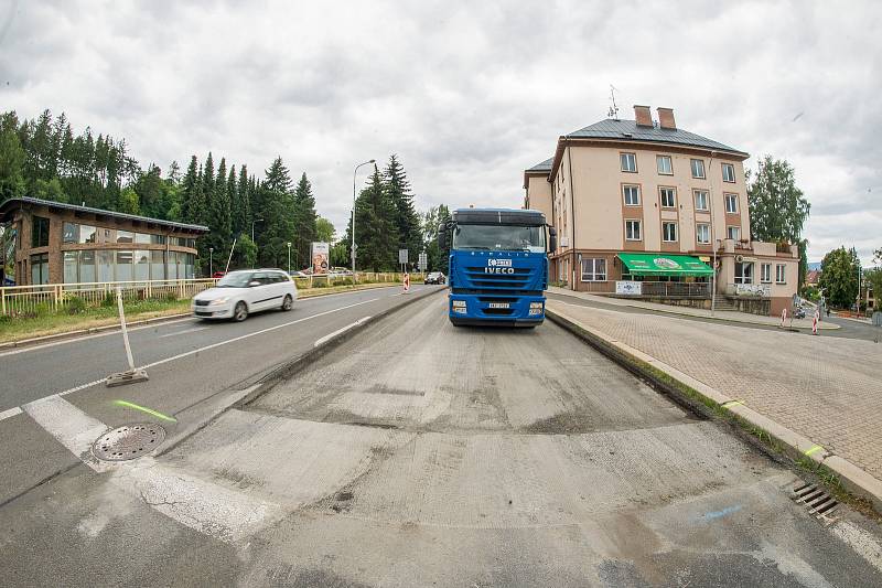 Na křižovatce u bývalé porodnice v Trutnově v Pražské ulici plánuje radnice vybudovat nový kruhový objezd.