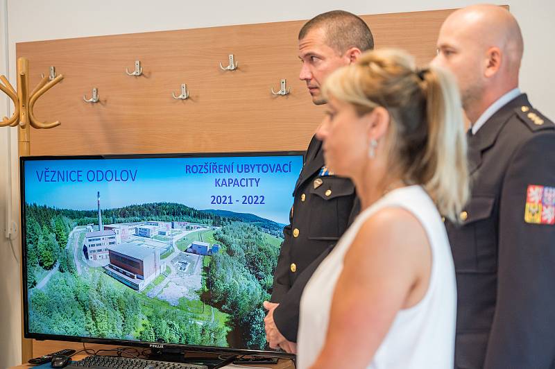 Nová budova Věznice Odolov za 13,5 milionu korun poskytne místo třiceti odsouzeným, je složená z šestnácti propojených obytných buněk.