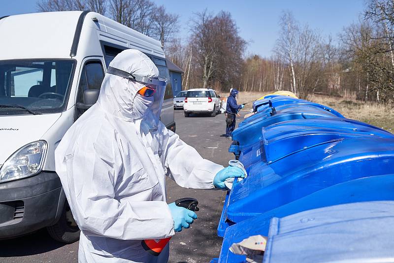 Pracovníci Technických služeb města Žacléř provádějí dezinfekci.