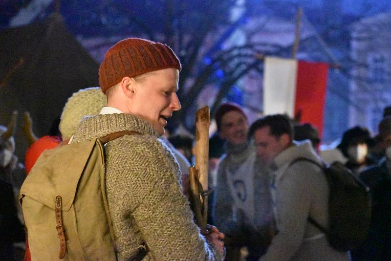 Natáčení filmu Poslední závod, které vypráví příběh lyžařů Hanče, Vrbaty a Ratha, na náměstí v Hostinném v neděli 28. února.