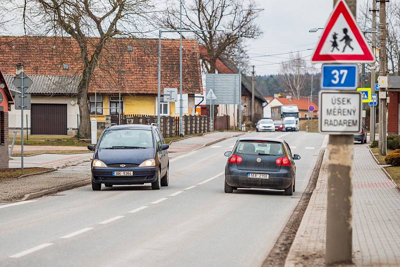 Doprava v Kocbeřích na hlavním tahu z Trutnova do Hradce Králové.