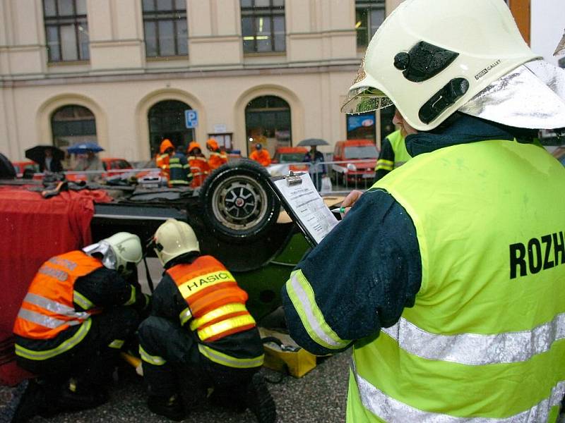 Krajské soutěže hasičů ve vyprošťování osob z havarovaných vozidel se na Tyršově náměstí v Jilemnici účastnilo 6 družstev profesionálů z Libereckého kraje.