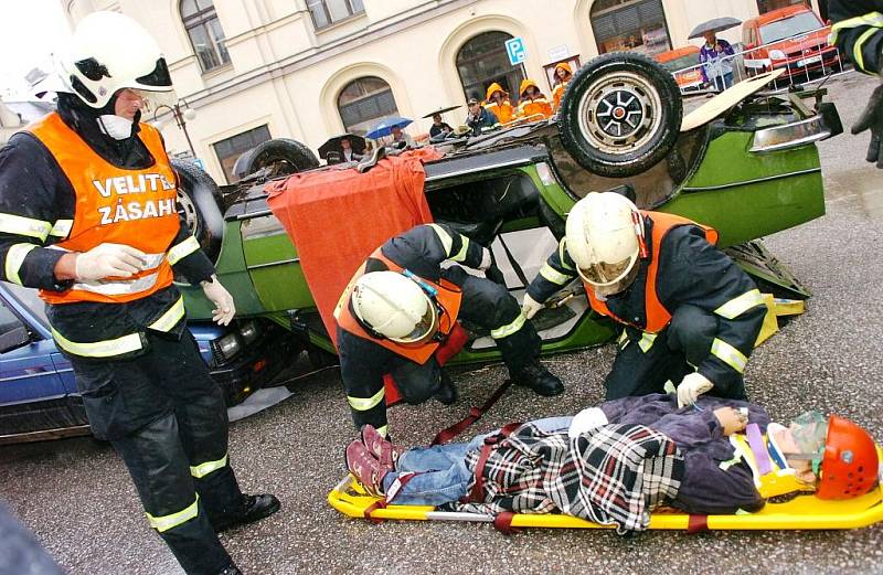 Krajské soutěže hasičů ve vyprošťování osob z havarovaných vozidel se na Tyršově náměstí v Jilemnici účastnilo 6 družstev profesionálů z Libereckého kraje.
