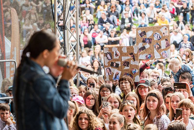 Hvězdy televizního seriálu ZOO zahájily letní sezonu v Safari Parku Dvůr Králové, Eva Burešová měla koncert.