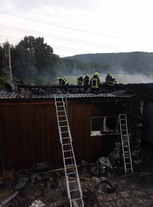 Požár dřevostavby způsobil škodu za asi pět milionů korun.