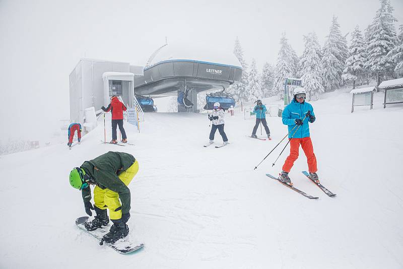 Lyžaři a snowboardisté ve Skiareálu Špindlerův Mlýn.