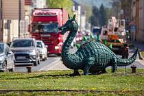 Figurína draka zdobí kruhový objezd v Trutnově na Polské ulici od roku 2009. Letos ji Technické služby Trutnova kompletně opravily.