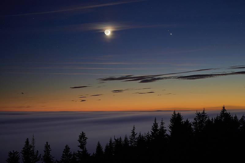 Fotograf Miloš Šálek zachytil z Černé hory na noční obloze setkání planet Jupiter, Saturn a Měsíce.