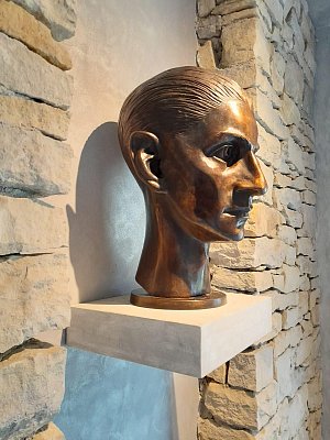 Busta spisovatele Franze Kafky byla odhalena v hotelu Savoy ve Špindlerově Mlýně.