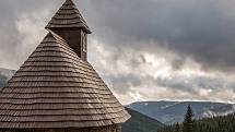 U KAPLIČKY SV. FRANTIŠKA u Erlebachovy boudy v nadmořské výšce 1150 m jezdil při nedělní pouti  i kočár s koňmi.